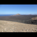 Die dunkle Lava eines jüngeren Ausbruchs umfloss die älteren Vulkankegel